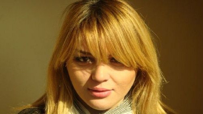 Qadın müğənni 3 kişi sənətçi ilə bir arada